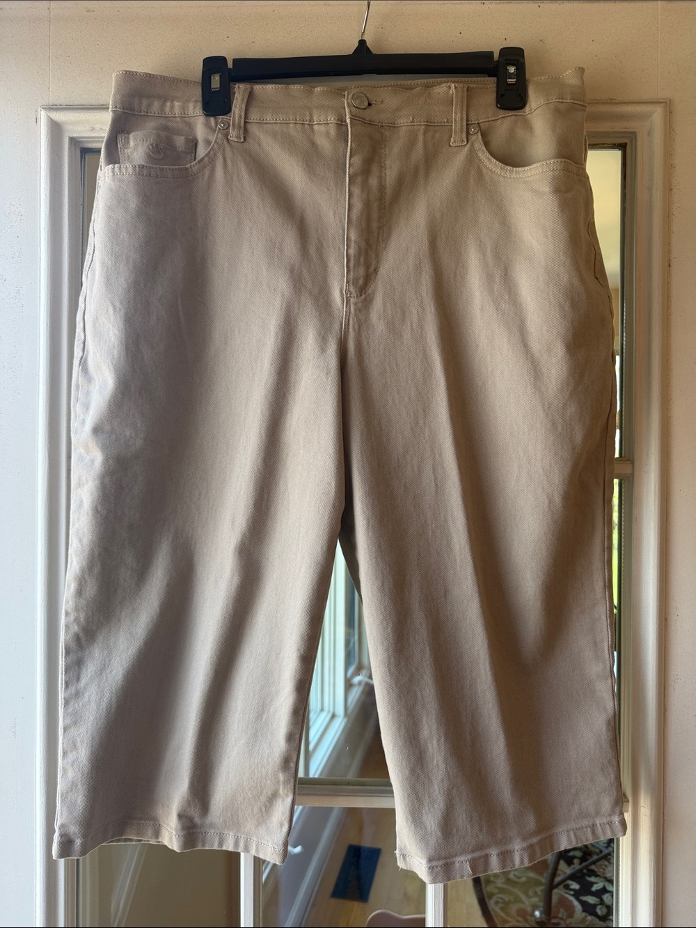 Gloria Vanderbilt Beige Capris size 14 Inseam 15 inches